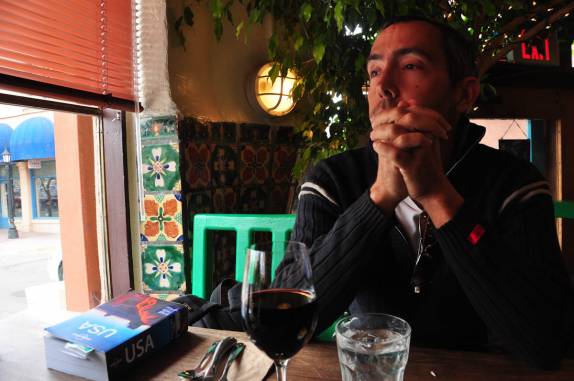 Vinho e reflexões no delicioso restaurante Pascual, em Santa Fé, no Novo México - Estados Unidos